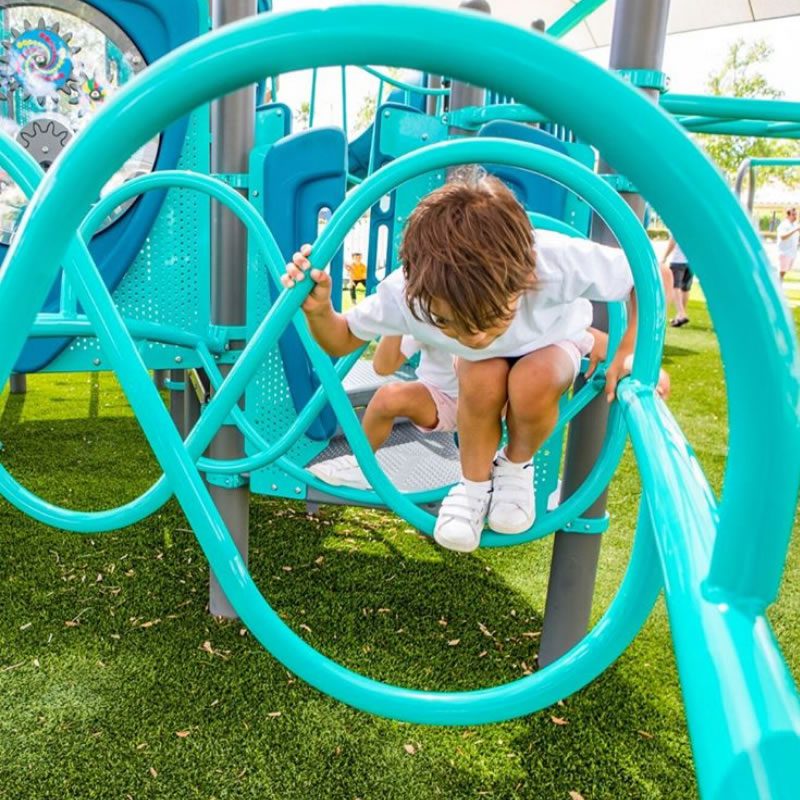 Niño divirtiéndose en un parque recreativo usando un juego modular | Just4Play Perú